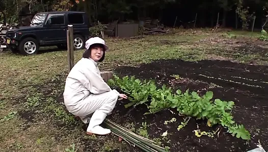A177F08 Interviewing mature women working in rural farming, he picks up a mature woman in her forties working on the farm, invites her to an inn, and she falls into pleasure—intense sex!
