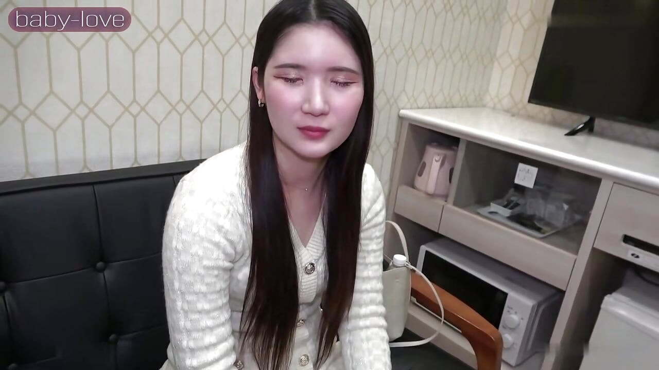 큰 자지를 빠는 18살 소녀
