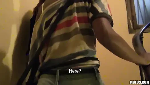 Öffentliche pickups - Amateur-Bffs miyuki son und Noe Milk teilen schwanz von fremden