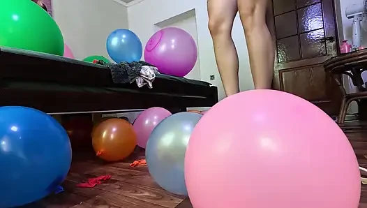 Doğum günü balonu partisi patlıyor, biniyor ve dev balonlara boşalıyor