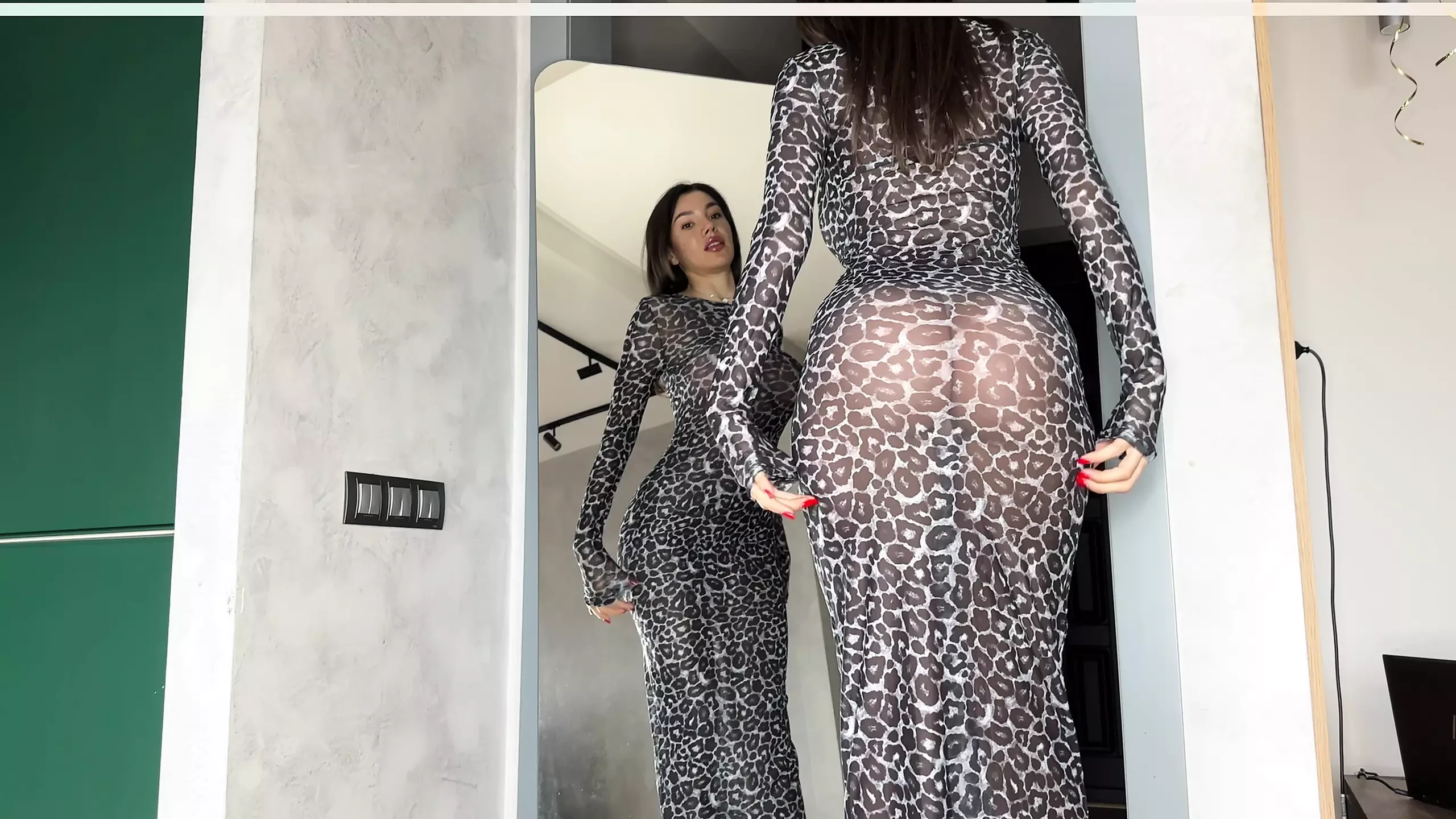 Tante seksi ini pengen ngentot dengan gaun seksi warna merah!