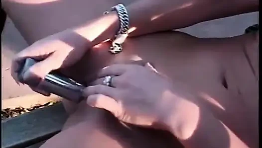 Güzel memeli azgın sarışın kadın etli amcığını sikiyor ve sonra parka dildo sokuyor