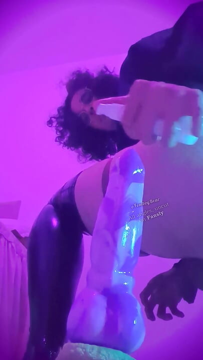 POV uzyskiwanie mojego femboy tyłek rozciągnięty przez futrzanego dildo