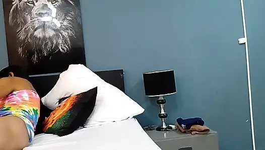 Orgazm olana kadar kız arkadaşımla makaslıyorum