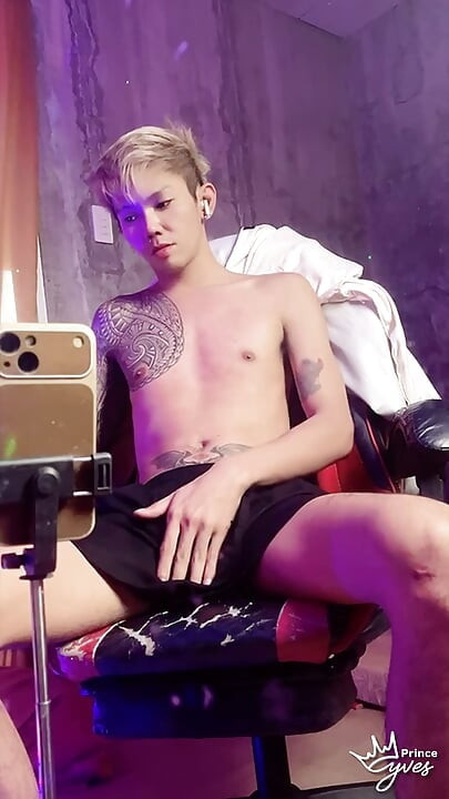INKED FILIPINO TWINK JERKING OFF AND CUMMING