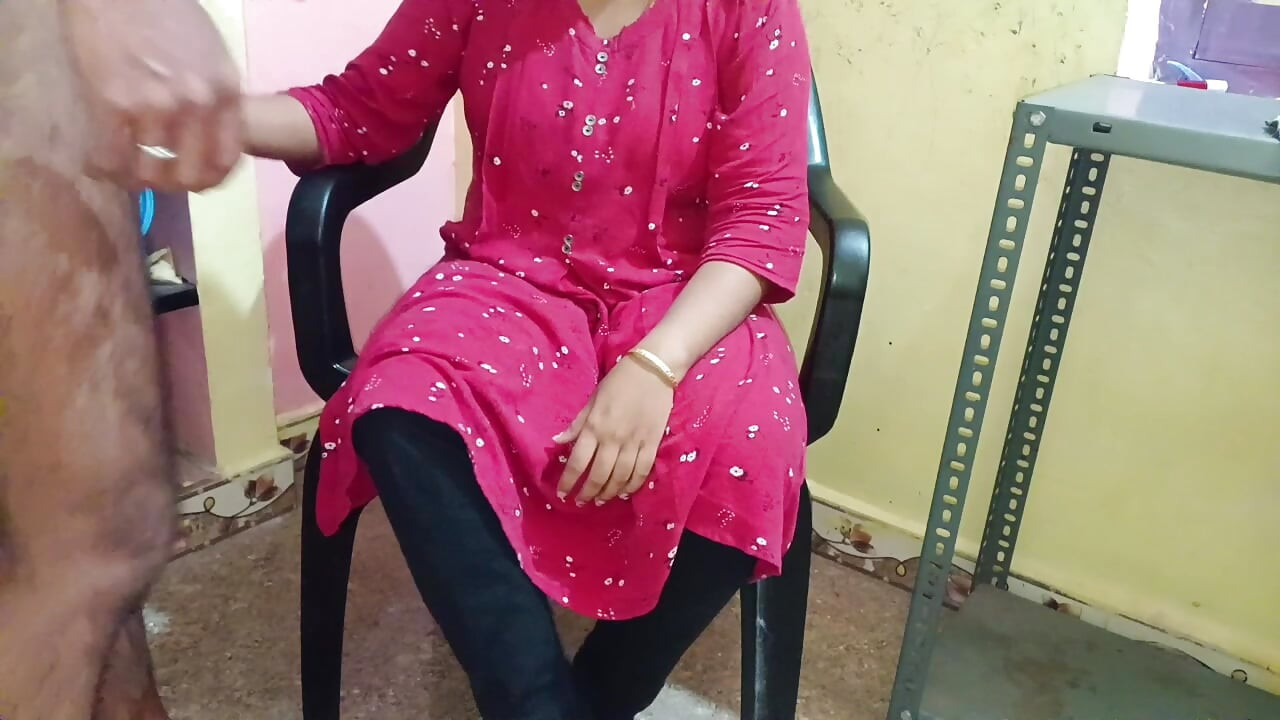 Kućna stolica u uskoj djevojke funking i mlijeko, vrući video s velikim jedenjem