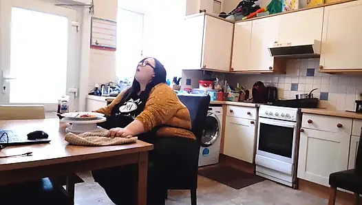 İri güzel kadın ssbbw fantezi yeme ve vücut büyümesi