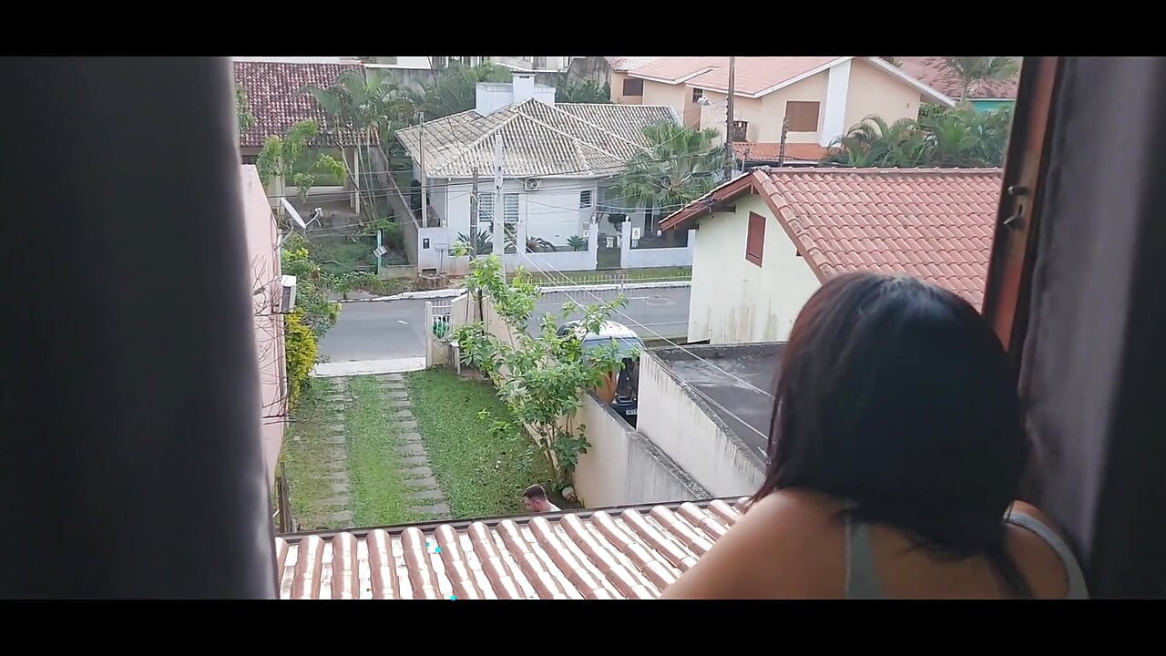 חבר של בעלי זיין אותי בזמן שהוא כיסח את הדשא