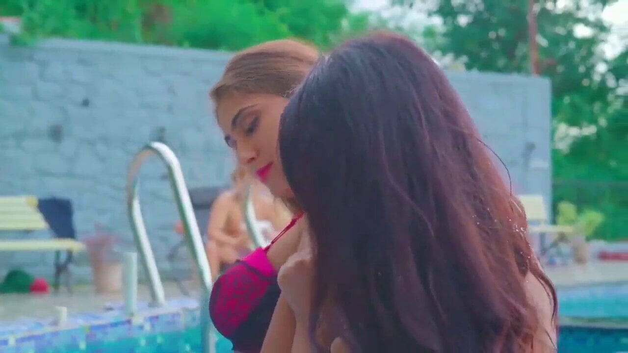 Lesbiana Ramona și Shweta fac sex la piscină în fața soțului