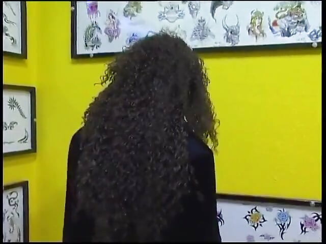 Fabulosa morena con cabello rizado quiere un nuevo tatuaje