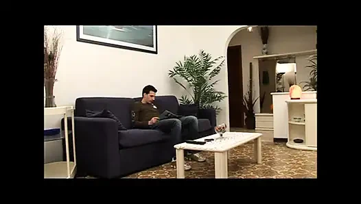 Ibu tiri semok ini dientot habis-habisan sama kontol besar sampai dicrot di mulut