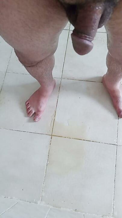 Ik plas op de badkamervloer, ga dan op mijn plas zitten en begin te masturberen