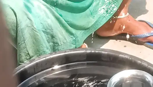 Nahati hui bhabhi ne bde bde chuche dikhai