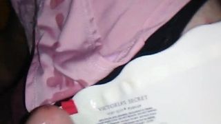 Wytrysk vs stanik i różowe majtki