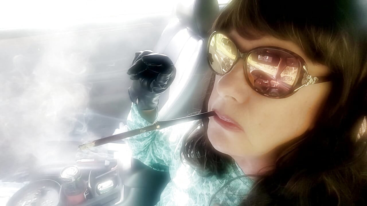 MATURE BRUNETTE MRS. ROMAN CAR SMOKING HER MORE 120 MENTHOLS IN HER BLACK CIGARETTE HOLDER