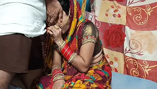Красивая индийская молодоженная жена занимается домашним сексом в сари - видео дези