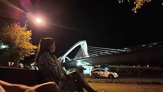 Bir teşhirci o noktada bir fahişeye geldi. Onunla ne yapacağını bilmiyor.