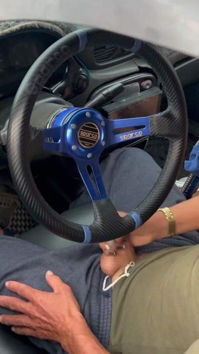 Big-assed stepdaughter has sex in the car with her stepfather. | Isječak 1