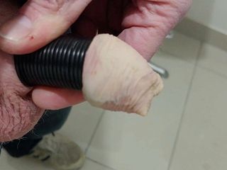 Polla atrapada en un tubo apretado