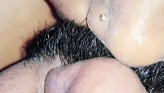 Tamil kocası büyük götlü karısını domaltarak içine sokuyor.