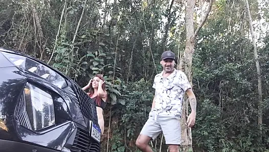 Pengemudi aplikasi wanita menghentikan mobil di luar ruangan untuk dengan penumpang!