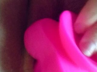 可爱的粉红色假阳具插在可爱紧致的阴户里