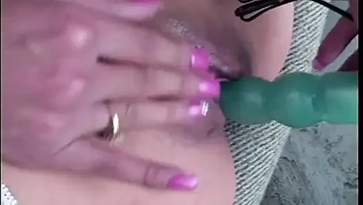Geile brünette wickelt ihre lippen um einen langen vibrator