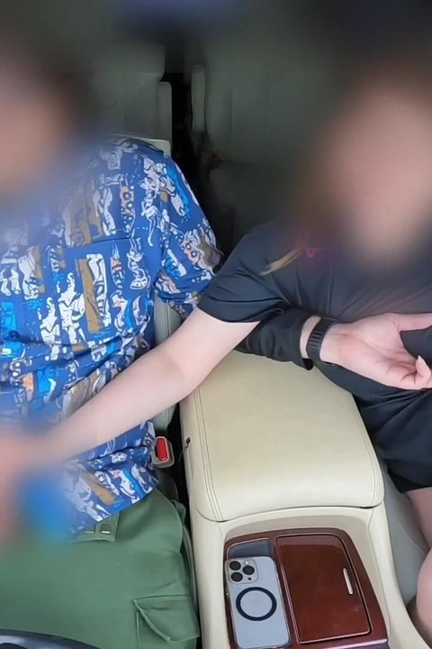 El marido está mirando el juego. Una mujer casada se apresura a dar un en el auto