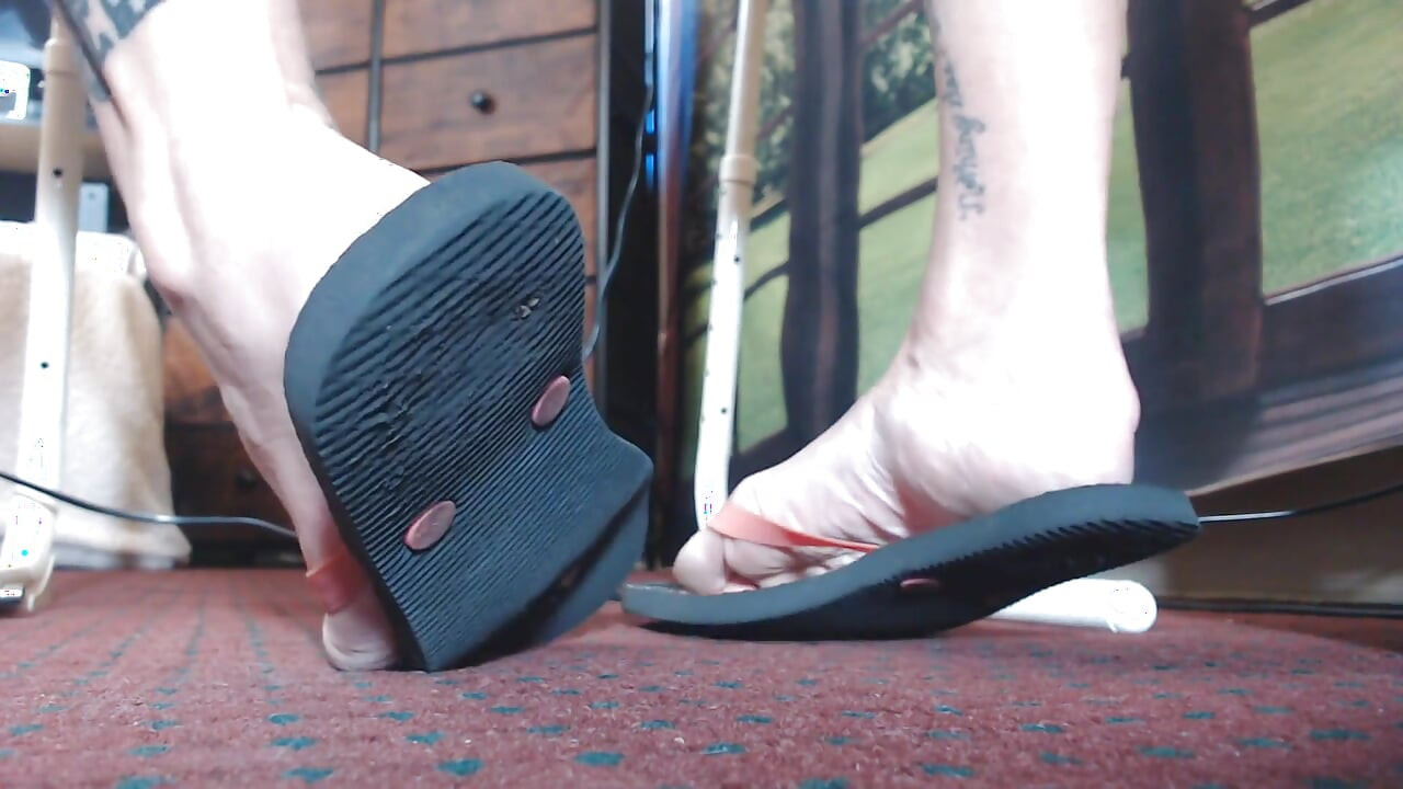 כפכפים שחורים שחוקים מאוד