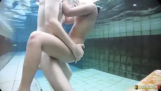 Johntronx - berenang dan ngentot bareng-bareng di kolam renang