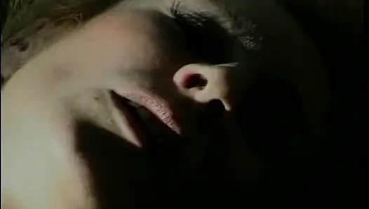 Klasik sarışın orta yaşlı seksi kadın açık havada sert sikiliyor