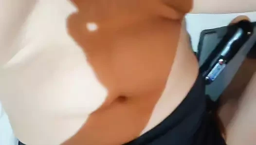 Evli kadın kendine dokunarak çıkıyor