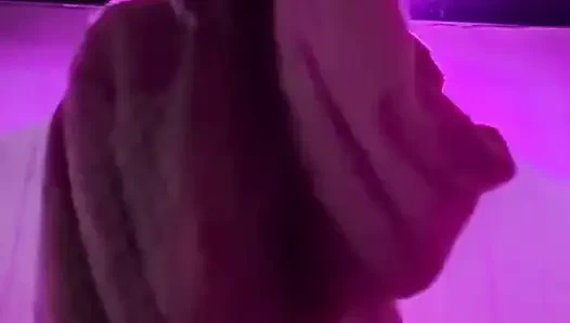 Eine Zigarette mit Bikini und Jacke im Club