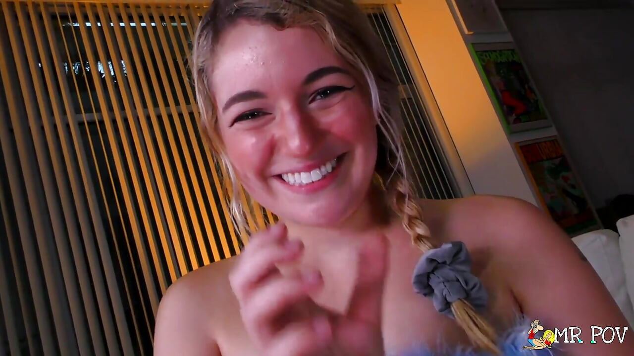 Abby Adams visita vizinha para transformar provocações mútuas em ação intensa