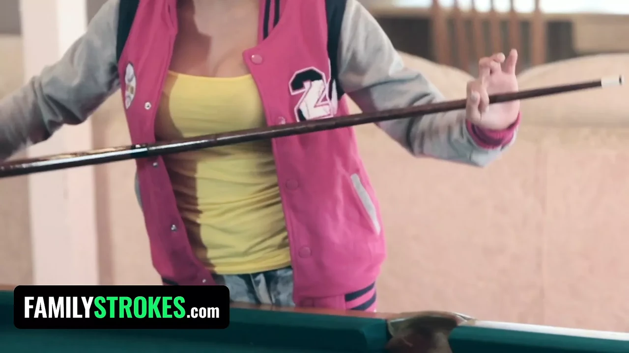 家庭招 - 曲线优美的金发女郎在与饥渴的继父打赌输了后脱光衣服