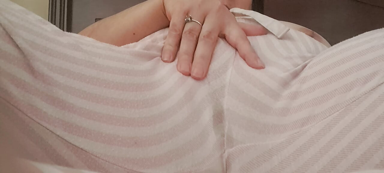 Meletakkan jarinya ke dalam pepek basahnya, meninggalkan seluarnya basah dengan jet orgasme