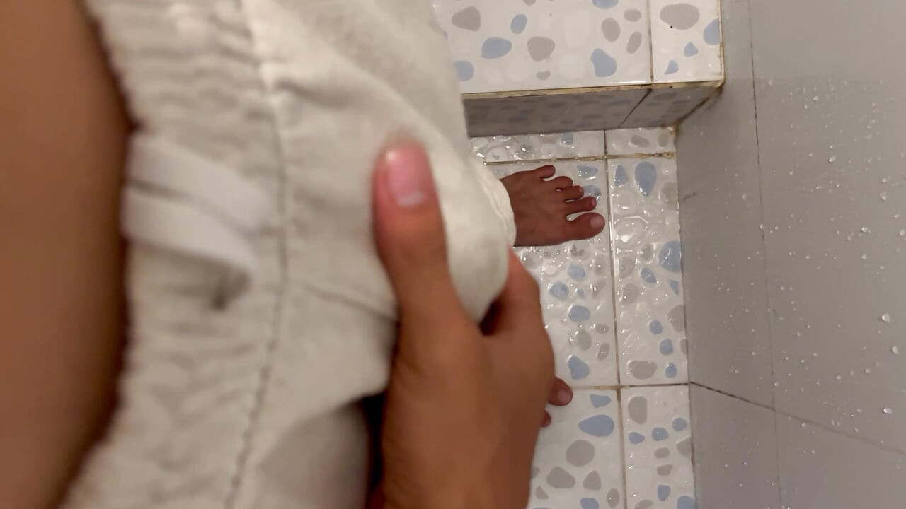 18-godišnji dečko u kupaonici svoje polusestre