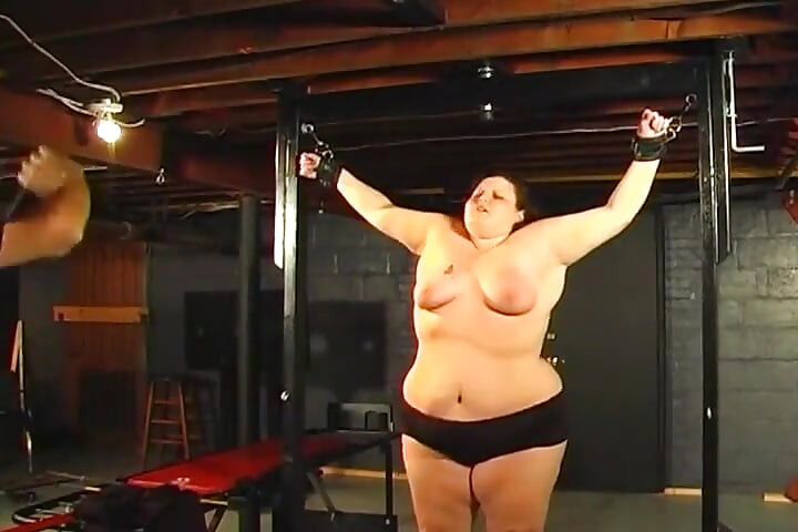 O femeie mare și frumoasă excitată este legată și lovită