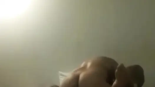 Wanita semok ini mewujudkan fantasinya dengan klitoris besar