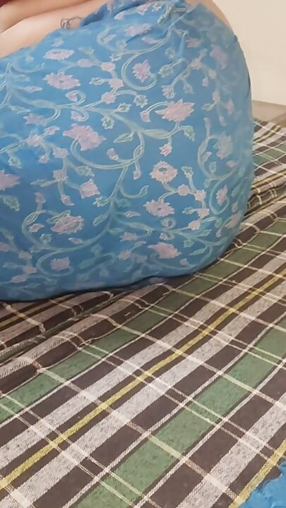 德西普里亞巴比給足交和上衣手淫 口中射精液