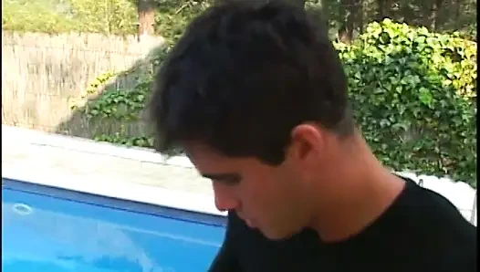 Сексуальные шлюшки делят один мужик с большим членом и глотают сперму возле бассейна после траха