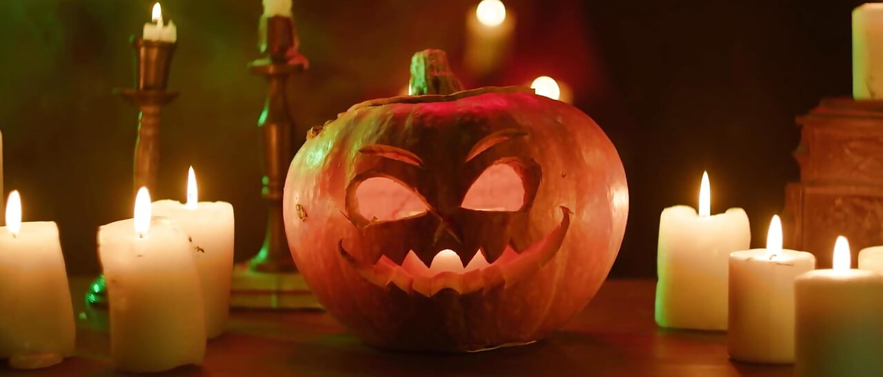 Kyle Hands Out pula de Halloween pentru Kiki și Evelin în legi
