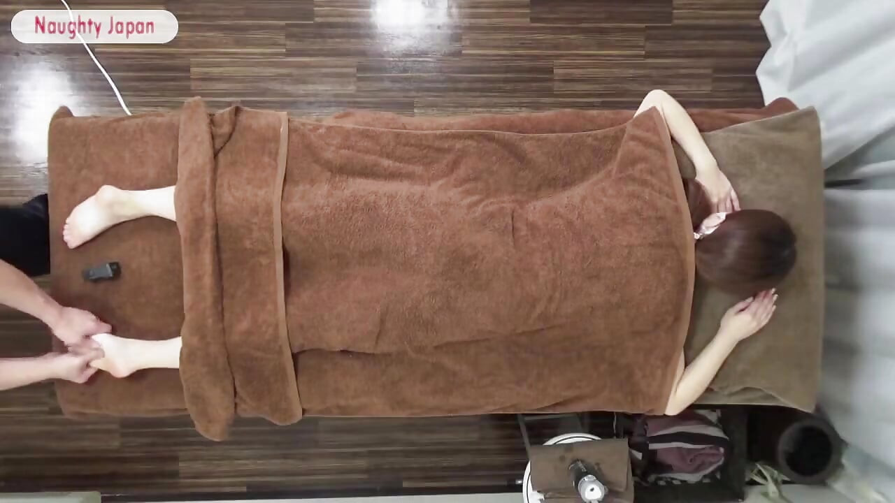 Mãe solteira cansada busca uma massagem forte e suave para derreter o peso de seus longos dias - parte 1