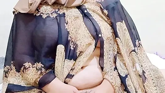 Gadis berhijab lagi asik nyepong kontol sambil mainin memeknya