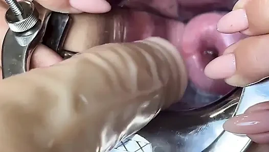 Çılgın evli sürtük seks makinesinde dildoyla rahim ağzına giriyor