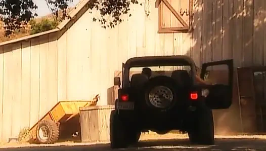 Cewek hot rambut pirang ini dientot habis-habisan di gudang