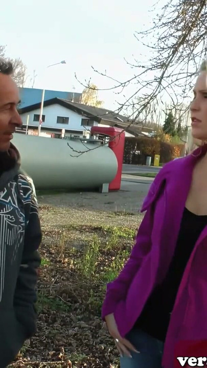 Tysk blond milf övertalas att knulla på gatan | Klippa 1