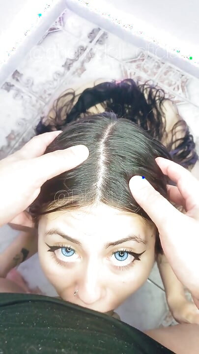 דרלידול לוקחת את כל הזין שלי לפה שלה ואז בולעת את הזרע החם שלי