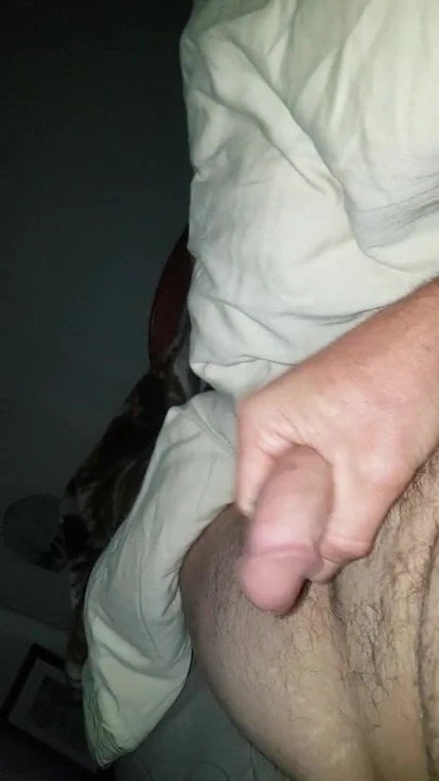 Aussie guy wanking to big cumshot