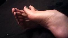 Pinky g leker med sperma på mina fötter slav